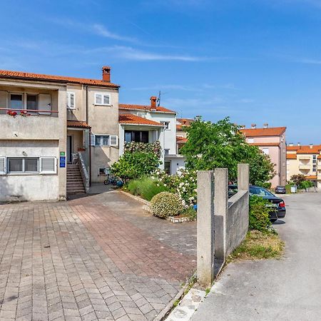 Nice Apartment In Pula With Kitchen Exterior photo