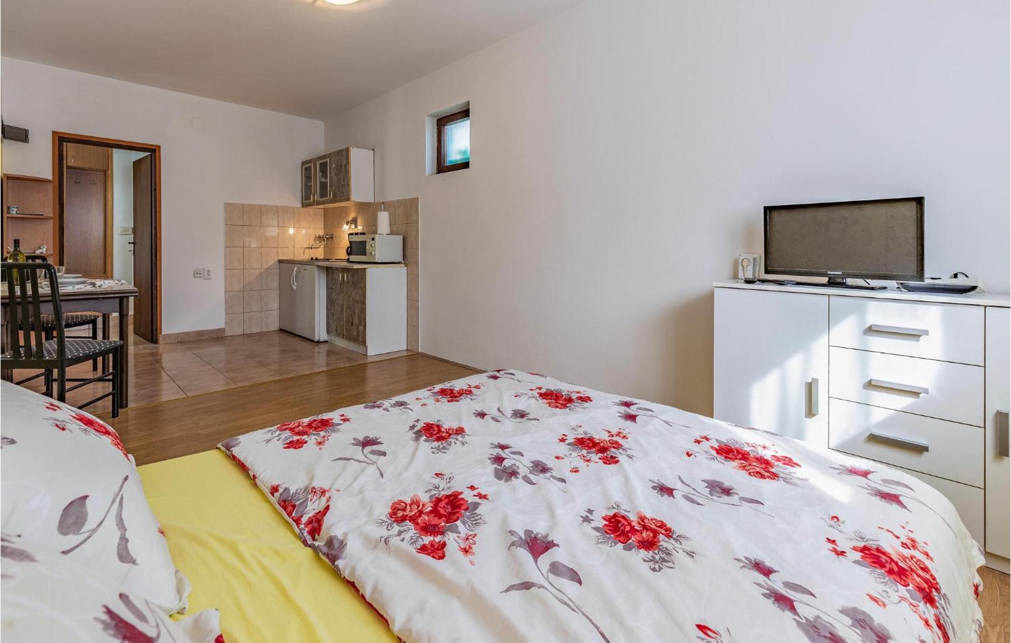 Nice Apartment In Pula With Kitchen Exterior photo